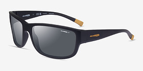ARNETTE Bushwick Matte Black Plastique Soleil de Lunette de vue d'EyeBuyDirect, Vue d'Angle