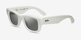 Ray-Ban RB4940 Wayfarer Puffer Polished White Plastique Soleil de Lunette de vue d'EyeBuyDirect, Vue d'Angle